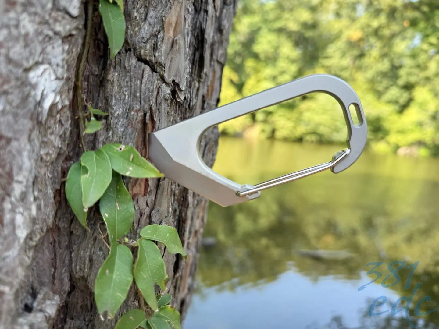 BeySeven Cutty Cutter Tool EDC carabiner in wooded setting